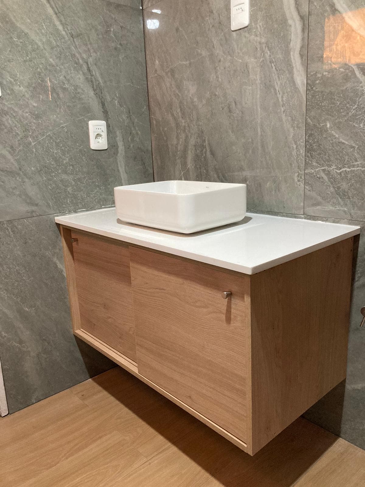 Mueble pileta flotante a medida para baño